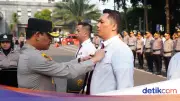 Kapolda Metro Serahkan Pin Emas Kapolri ke 8 Personel Pengungkap 516 Kg Sabu
