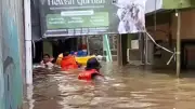 Kebon Pala Banjir Lagi: Air Hampir Dua Meter, Warga Mulai Mengungsi ke Rumah Saudara