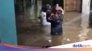 Kebon Pala Jaktim Terendam Banjir Pagi Ini, Ketinggian Air Capai Satu Meter Lebih