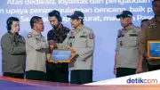 Kemensos Peringati 22 Tahun Tagana, Gus Ipul Serahkan Penghargaan