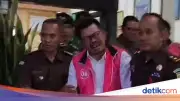 Ketua DPRD Magetan Suratno Tersangka Korupsi Rp242 M, Menangis Saat Ditahan