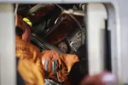 KRL Cikarang Berhenti Sementara Akibat Tabrakan di Stasiun Bekasi Timur