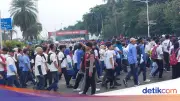 Massa Buruh Padati Monas Saat May Day, Lalin Macet Parah