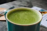 Matcha vs Kopi: Mana yang Lebih Sehat dan Baik untuk Tubuh Anda?