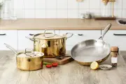 Mengatasi Noda Putih Membandel pada Panci Stainless Steel di Dapur