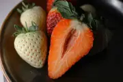 Mengenal Perbedaan Stroberi Merah dan Putih, Tak Hanya dari Warna