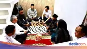 Menhub dan Dirut KAI Takziah ke Rumah Korban Kecelakaan KA di Bekasi