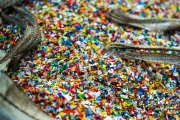 Mikroplastik Mengintai dalam Rantai Pangan, Ancaman Tersembunyi di Meja Makan