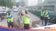 Minibus Tabrak Separator Jalan di Gatot Subroto Arah Slipi, Lalu Lintas Macet