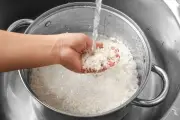 Mitos atau Fakta: Benarkah Mencuci Beras Bisa Menghilangkan Nutrisi?