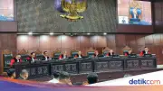 MK Tolak Gugatan Delpedro Marhaen soal Pasal Penghasutan dan Hoax di KUHP