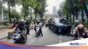Mobil Listrik Tabrak Pembatas Busway di Slipi Jakbar, Lalu Lintas Macet Hingga Tomang
