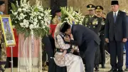 Momen Haru Prabowo Cium Kepala Anak Prajurit TNI Gugur di Lebanon