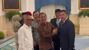 Momen Rocky Gerung Salam Komando dengan Seskab Teddy, Ini Isi Obrolannya