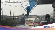 Papan Reklame Dekat Gerbang Tol Halim Roboh Diterjang Hujan Angin Kencang
