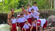 Pengabdian Tanpa Batas: Kisah Guru Najib Bertaruh Nyawa di Sungai Demi Pendidikan