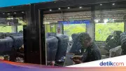 Penumpang Kereta Setia Menunggu Meski Delay Akibat Kecelakaan di Bekasi