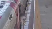 Penumpang Whoosh Tahan Pintu Otomatis, Jadwal Kereta Cepat Terganggu