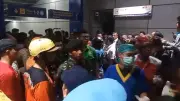 Petugas Gergaji dan Gerinda Evakuasi Penumpang Terjepit di Gerbong Kereta