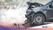 Pikap Hilang Kendali Tabrak Separator hingga Halte TransJ Rawa Buaya