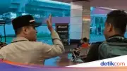 Polisi Bantu Pulangkan Pria Kebingungan di Bandara Soetta, Orang Tua Hubungi 110