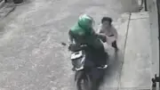 Polisi Buru Jambret Kalung Wanita Lansia di Jakbar, Aksi Viral Terekam CCTV