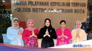 Polwan Polda Metro Jaya Berkebaya Layani Warga di Hari Kartini 2026