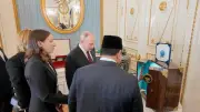 Prabowo Beri Vas Batik dan Miniatur Borobudur untuk Putin di Kremlin
