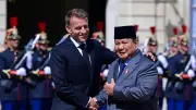 Prabowo Sambut Diplomasi Strategis dengan Macron di Paris, Disambut Pasukan Kehormatan