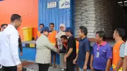 Prabowo Sidak Gudang Bulog Magelang, Sapa dan Foto Bareng Pegawai
