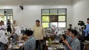 Prabowo Tinjau Revitalisasi SMAN 1 Cilacap, Sapa Siswa Makan MBG