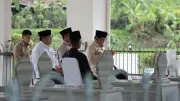 Presiden Prabowo Ziarah ke Makam Kakeknya Margono Djojohadikusumo di Banyumas
