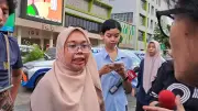 Putri Tak Mau Pergi: Anak Berkebutuhan Khusus Jaga Ibu Korban KRL