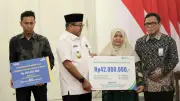 Rano Karno Serahkan Santunan Korban Kecelakaan KRL di Bekasi