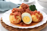 Resep Sambal Telur Balado yang Bumbunya Meresap, Medok, dan Bikin Ketagihan