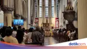Ribuan Jemaat Khidmat Ikuti Misa Minggu Paskah di Gereja Katedral Jakarta