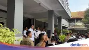 Seskab Teddy Pimpin Pelajar SMAN 1 Cilacap Nyanyi Lagu Nasional di Depan Prabowo