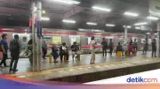 Tabrakan Kereta Jarak Jauh dan KRL di Bekasi, Perjalanan Tertahan