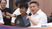 Tangis Haru Al di Pelukan Seskab Teddy: 'Saya Ingin Sekolah, Pak!'