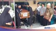 Tangis Histeris Iringi Pemakaman Faridah, Korban Kecelakaan Kereta di Boyolali