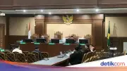 Terdakwa Korupsi Minyak Menangis di Sidang, Hakim Beri Tisu dan Skors Persidangan
