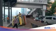 Truk Muatan Pasir Terguling di Jalan Gatot Subroto, Lalu Lintas Padat