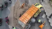 Truk Pasir Terguling di Gatot Subroto Tebet Akibat Sopir Ngantuk, Lalu Lintas Macet Parah