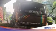 Truk Rem Blong di Flyover Slipi Tabrak Beton Busway, Nihil Korban