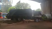 Truk Tronton Rem Blong di Slipi, Sopir Banting Setir Tabrak Pembatas