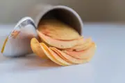 Viral Pringles Dicampur Cokelat, Tren Snack Unik yang Bikin Nagih