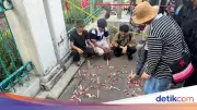 Warga Tabur Bunga di Stasiun Bekasi Timur untuk Korban Kecelakaan Maut Kereta