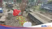 Yai Mim Dimakamkan di Blitar Dekat Makam Orang Tua, Prosesi Berlangsung Malam Hari