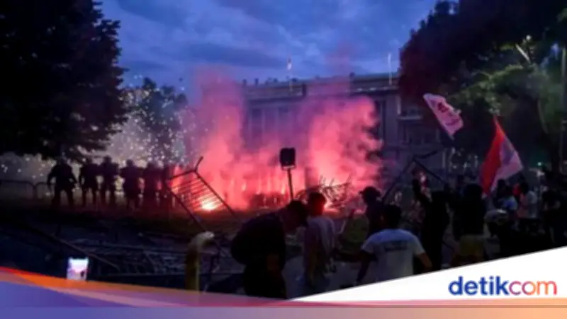 Demo Besar di Serbia Tuntut Pemilu Dipercepat, Mahasiswa Pimpin Aksi
