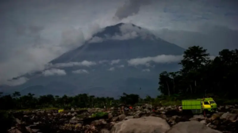 Gunung Semeru Erupsi Tiga Kali pada Minggu Pagi, Kolom Abu Capai 700 Meter